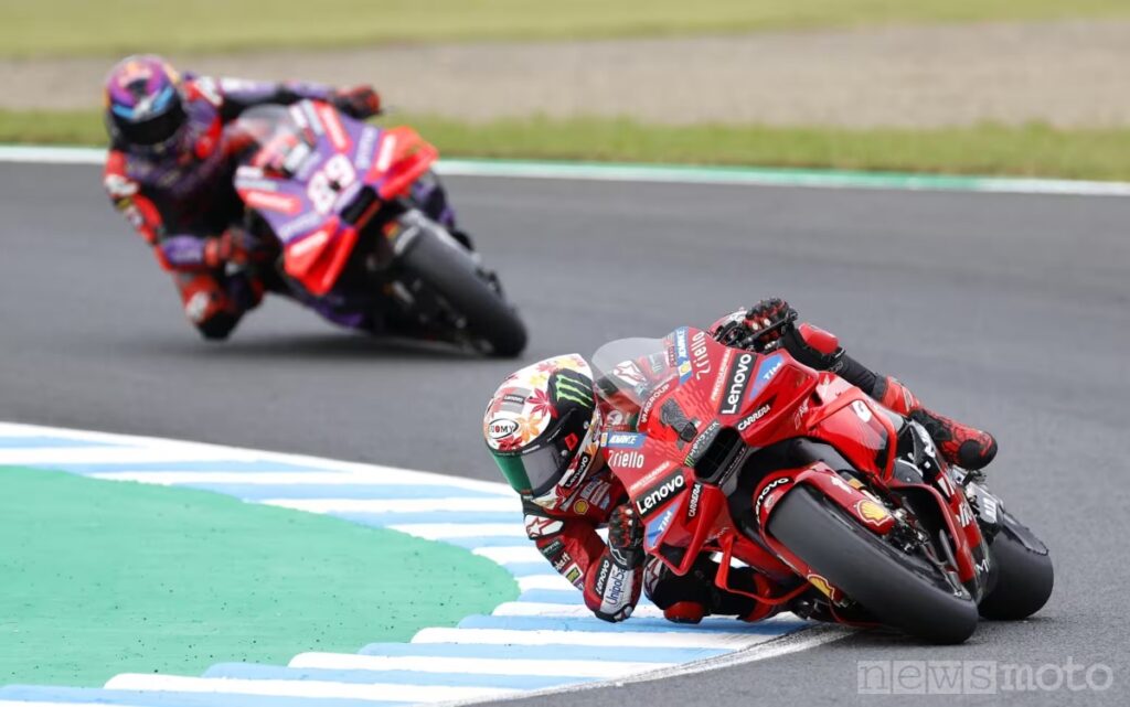 Bagnaia e Martin durante il MotoGP del Giappone