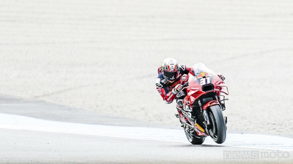 Pedro Acosta durante le qualifiche della MotoGP del Giappone