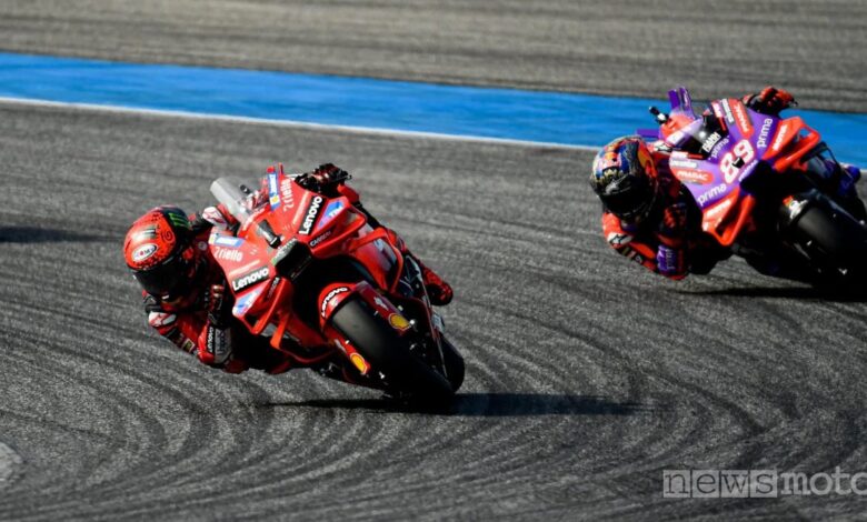 Bagnaia e Martin durante la gara di MotoGP della Malesia