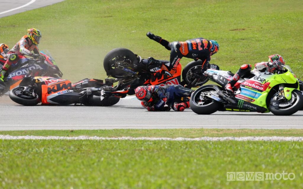 Incidente al primo giro della gara